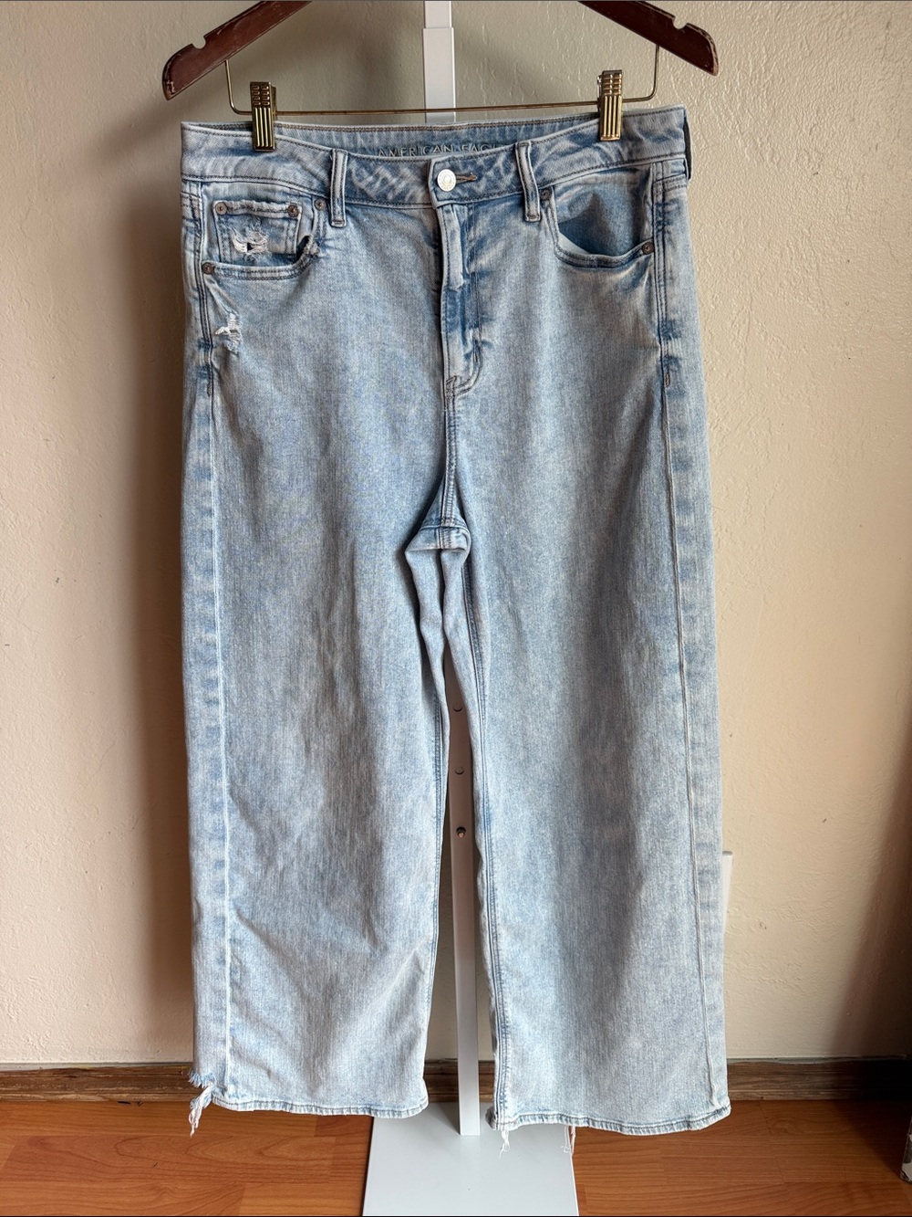 American Eagle High-Rise Baggy Wide-Leg Light Wash Jeans Size 10 - Picture 1 of 7